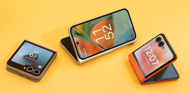 Flexible OLED screen in compact and expanded view.